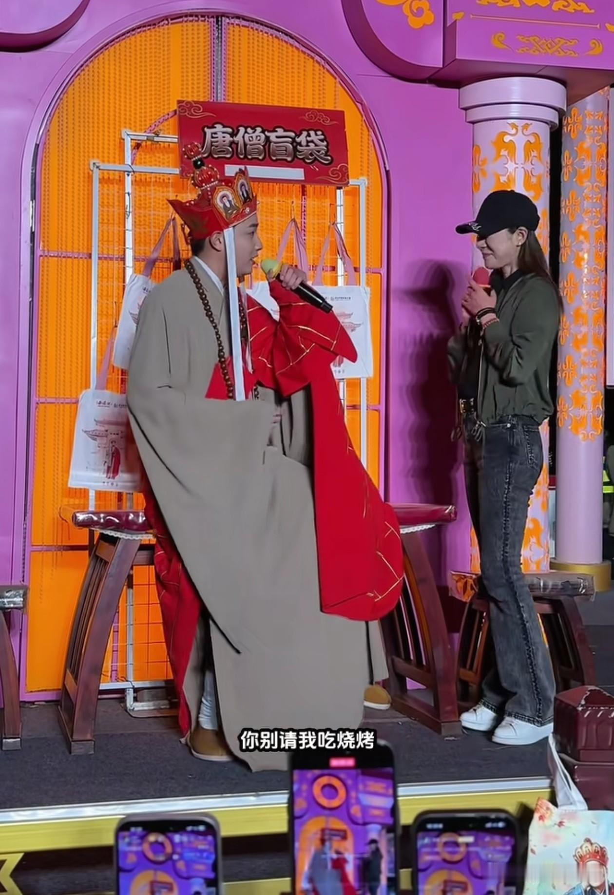 看完闫东拿烧烤调侃唐山美女的视频，瞬间对他去魅了。作为景区顶流NPC，一言一行都