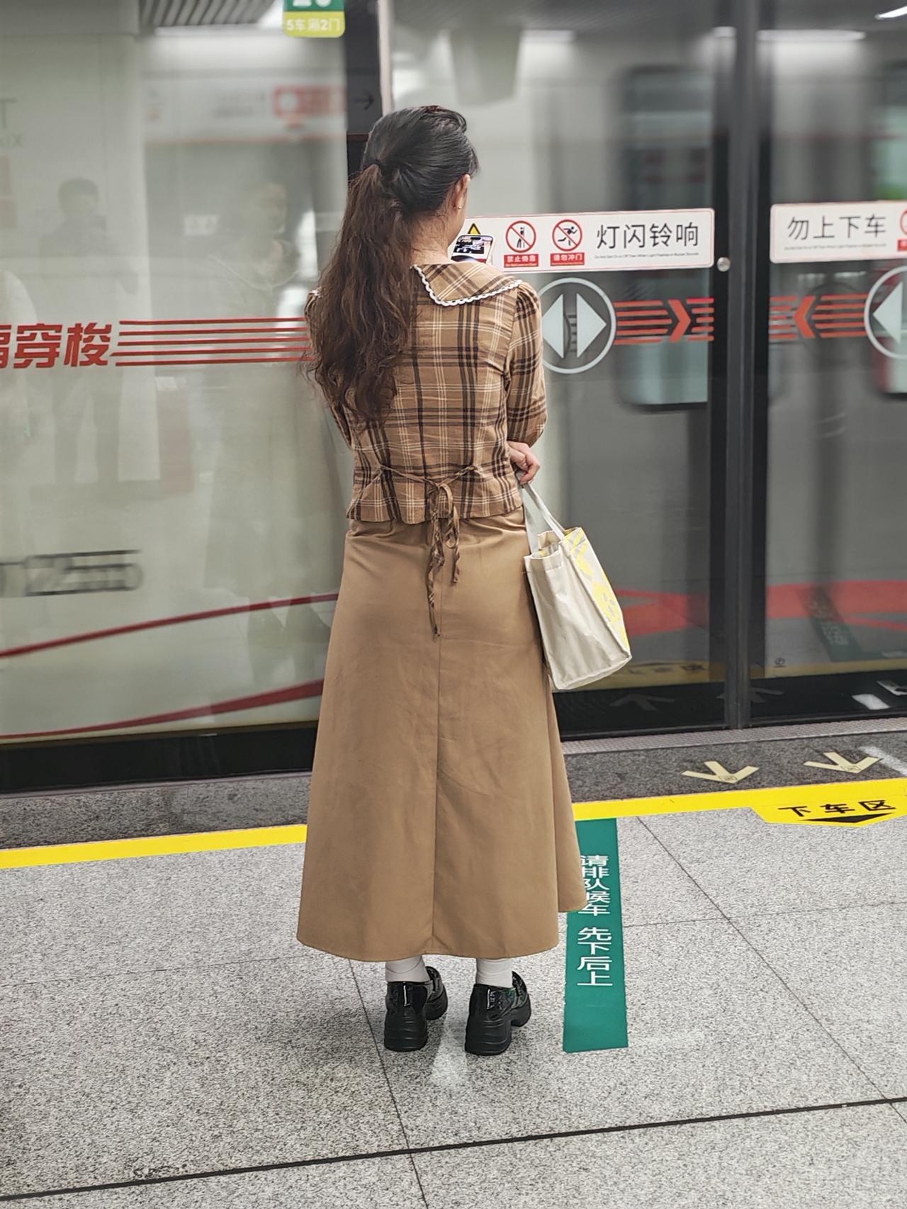 美女们，穿搭分享这不就来了！
南韩“国民初恋”裴秀智绝对是穿搭范本。她超爱用基础