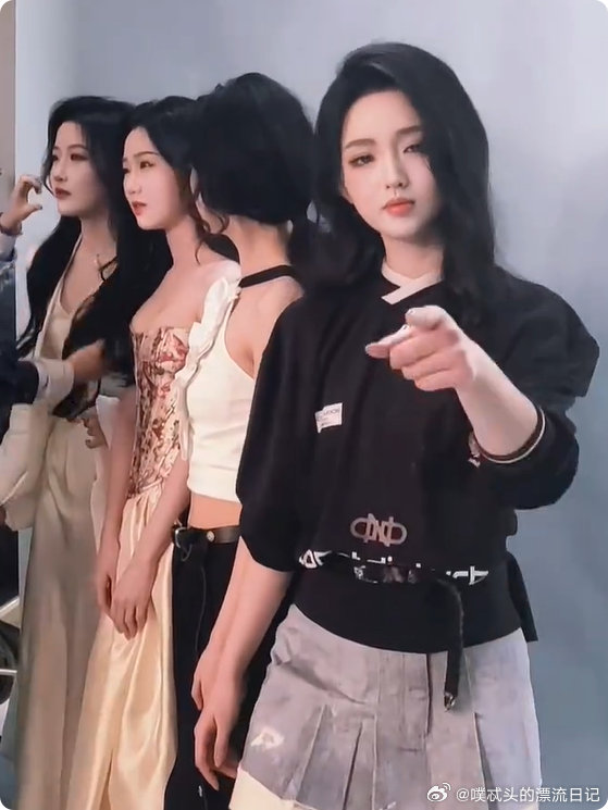 短剧四小花旦同框 冷脸岳雨婷 + 卷毛小亿姐，搭配李柯以韩雨彤，四种气质碰撞也太