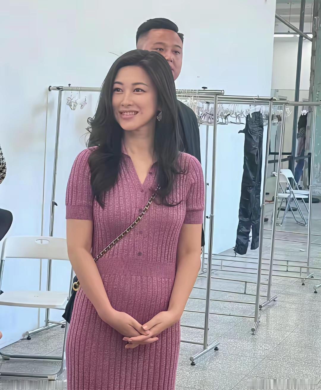 看了玫瑰故事她还是有个人魅力的，身上那种优雅随性的气质确实是一般人身上没有的