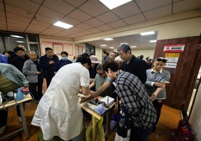 网格温情守护健康 便民体检暖享夕阳
 
万柏林区长风西街街道西岸社区开展老年人免