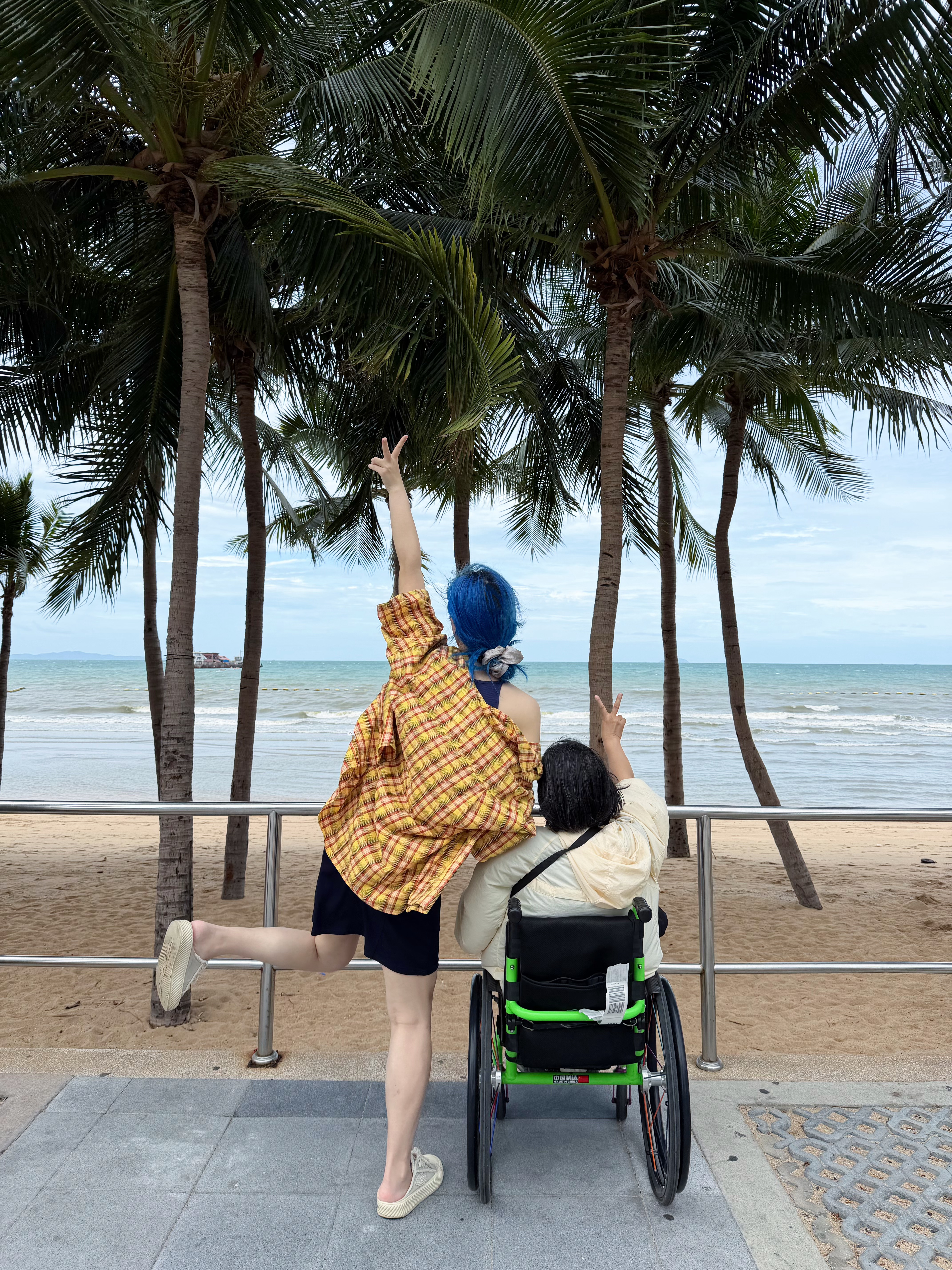 嘿嘿嘿嘿嘿 带麻麻来看海 🌊 