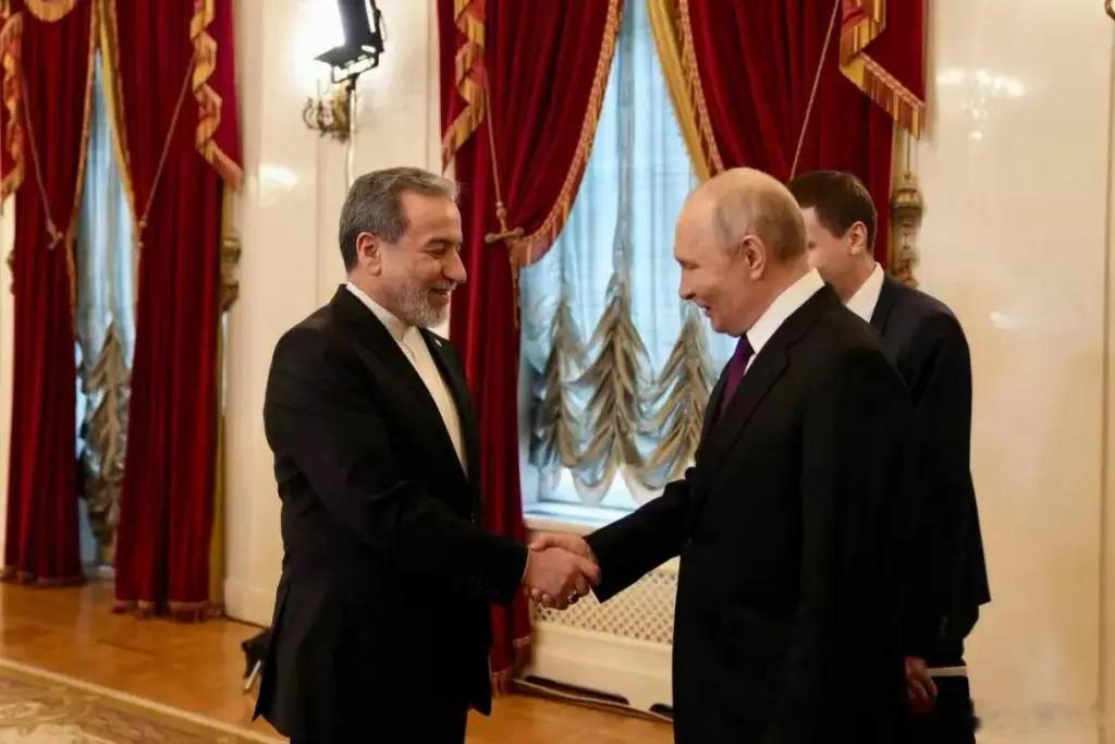 领带的缺席·默斋主人原创文艺性时事思辨散文圣彼得堡的四月暖阳，穿过古典雕花窗棂，