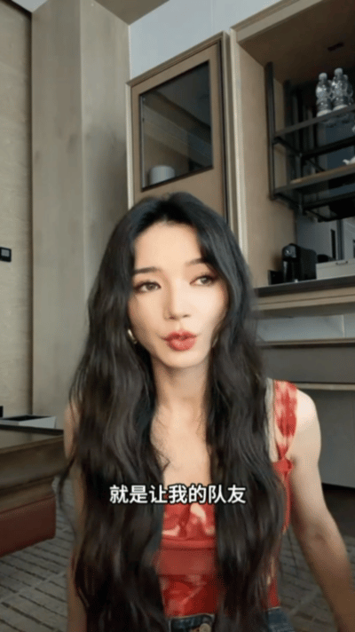 代斯后悔没有为自己战一把 代斯姐姐从淘汰之后一直心里很过不去的就是这件事吧。看张