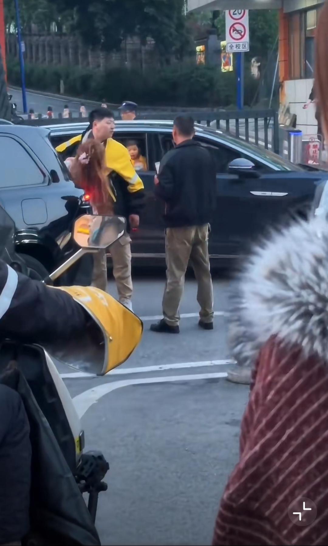 4月14日，重庆，女的开车和外卖小哥剐蹭，女司机揪着外卖小哥衣领不放各种辱骂，边