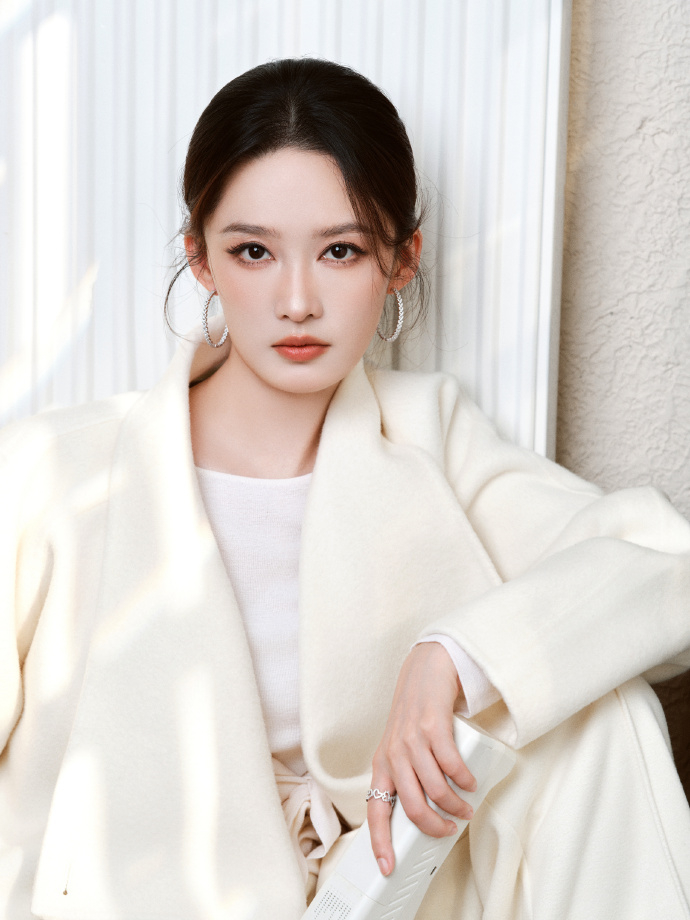 李沁好明媚大气的美 李沁的大气美，藏在她的仪态里。挺拔的肩颈，舒展的肢体，连走路