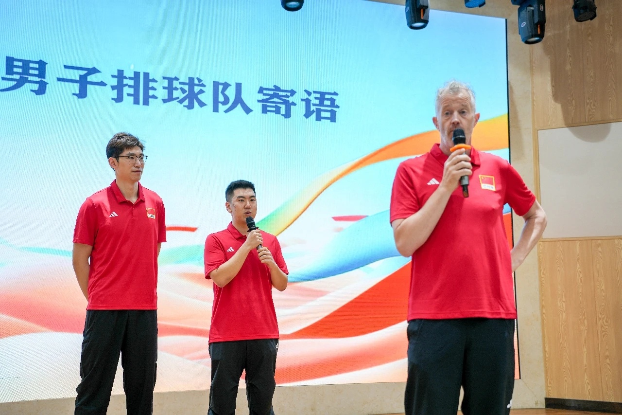 中国男排的小伙子们，在出发去参加世联赛美国芝加哥站之前，在海宁教练的带领下，来到