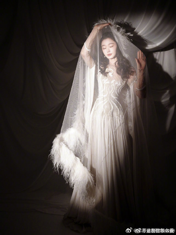 女明星婚纱礼服好多女明星穿婚纱微博之夜出图 宋轶、卢昱晓、宋祖儿等，微博之夜都穿