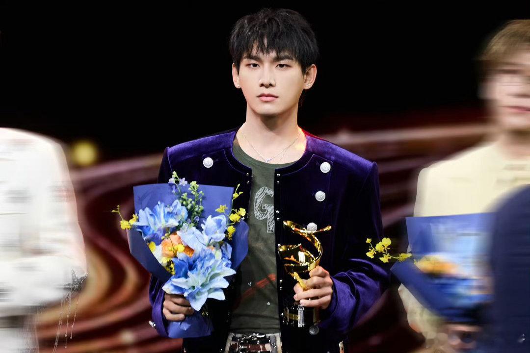 姚琛用歌声传递最温柔的一笔 姚琛的声音辨识度一直很高，唱《你看风景我看你》的时候