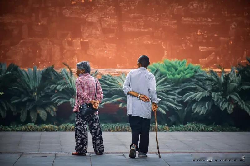 一个人孝不孝顺和人品好坏肯定有关系。老话说“孝弟也者，其为仁之本与”，孝顺是做人