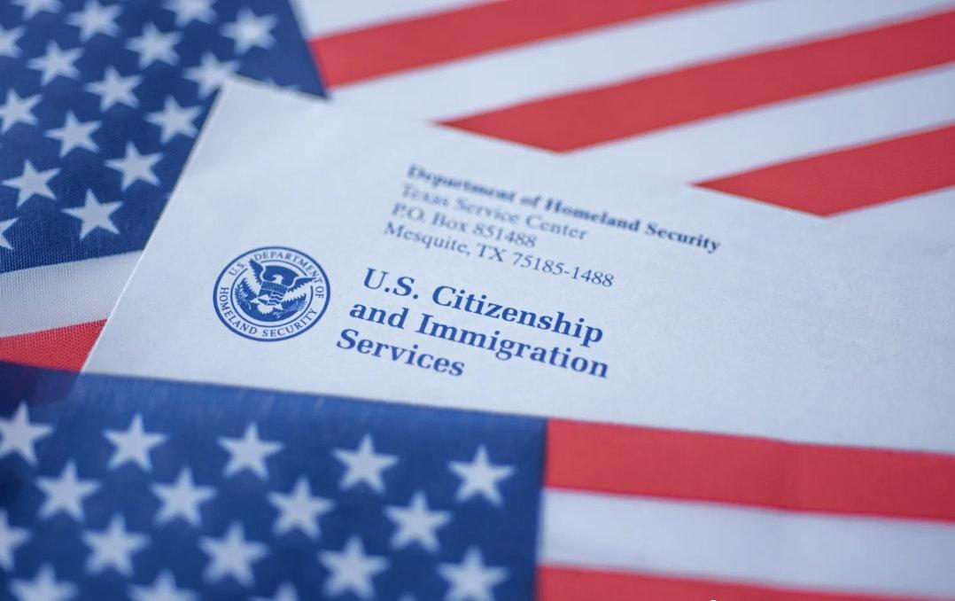 【H1B社交媒体审查新规今日生效 申请人需公开账号】从今天起，美国对H-1B工作