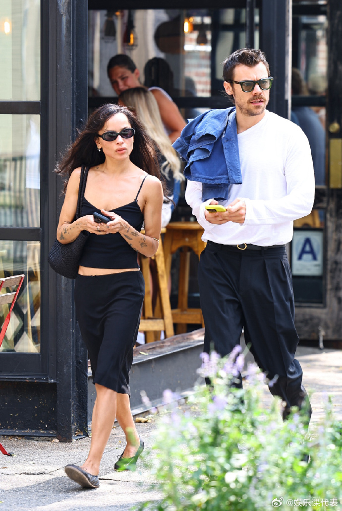 哈卷见女友父亲哈卷与女友父亲见面 Harry Styles 和 Zoë Krav