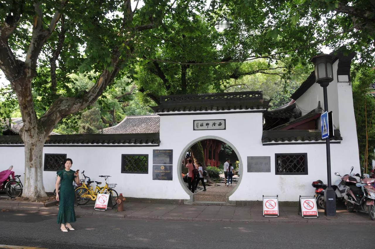 印象西泠。印象西泠 宋凤洲 / 摄影 诗2018年6月 孤山岛上定盘营，篆刻精研