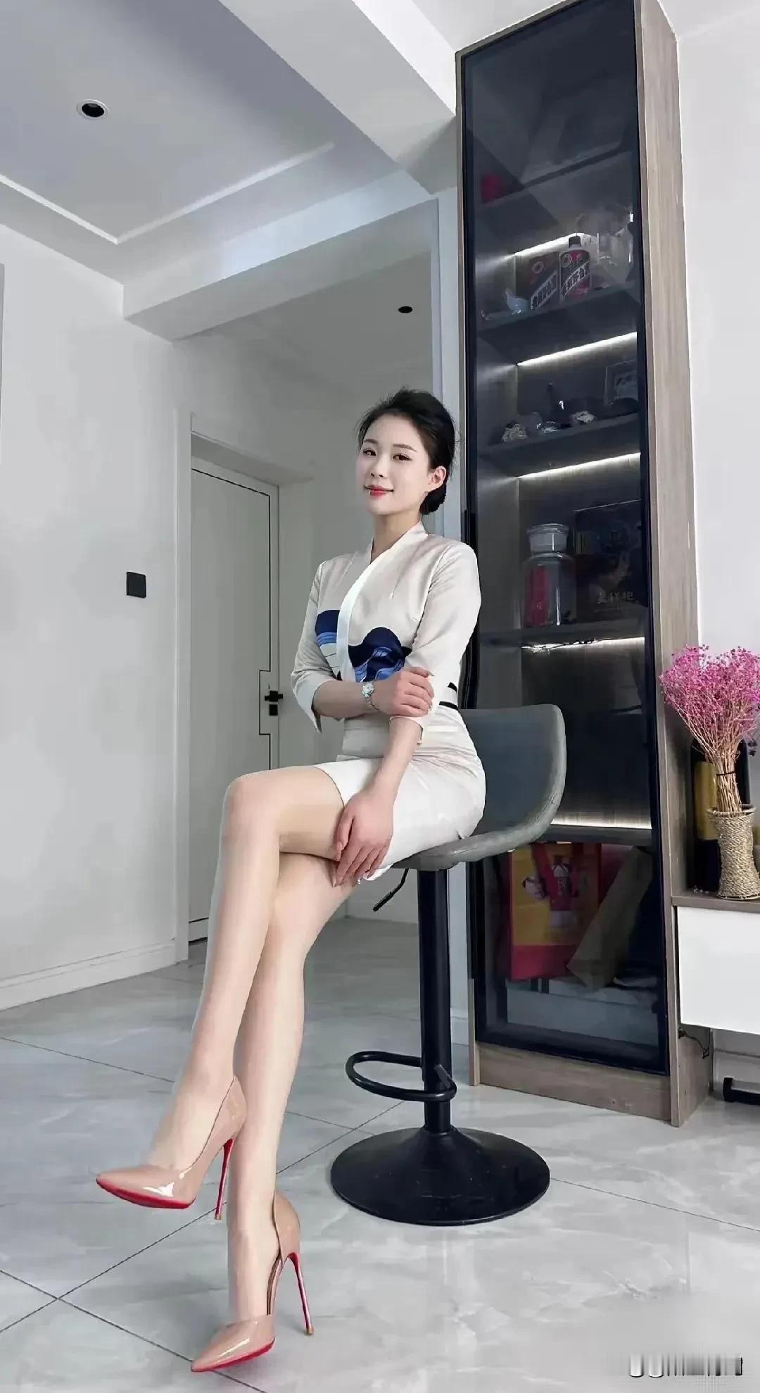 裸腿高跟少妇，你怎么拒绝什么样的女人算自然美