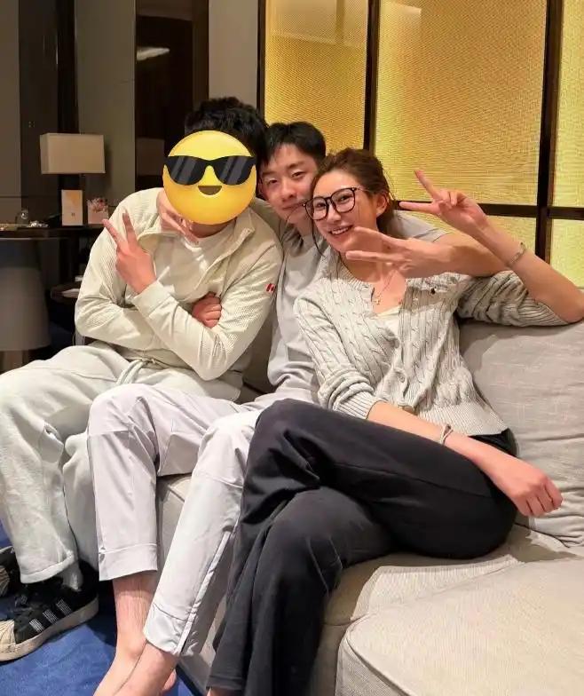 吴宜泽的姐夫
估计现在主动上门提亲的心都有了
吴宜泽刚拿下2026年斯诺克世锦赛