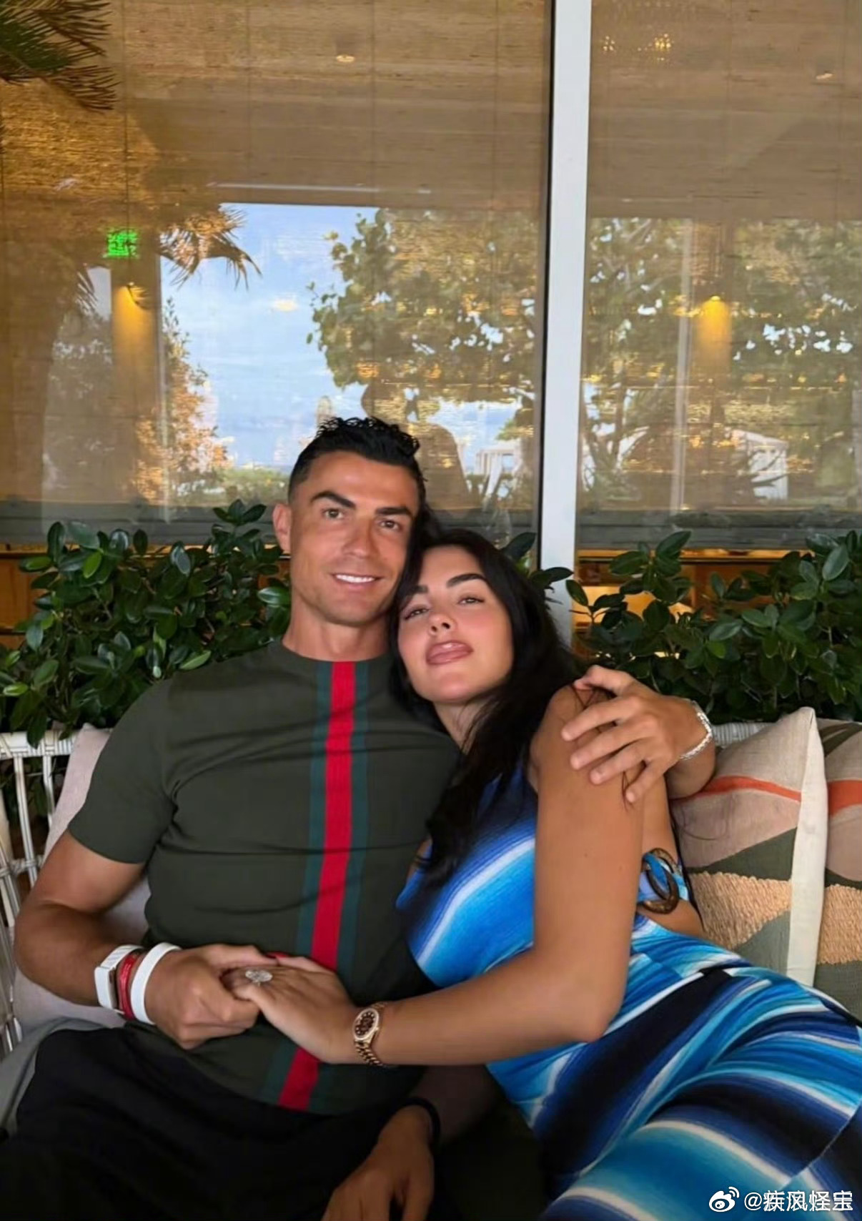 C罗宣布结婚 C罗自己宣布结婚了，新娘是乔治娜，十年长跑，终得圆满。