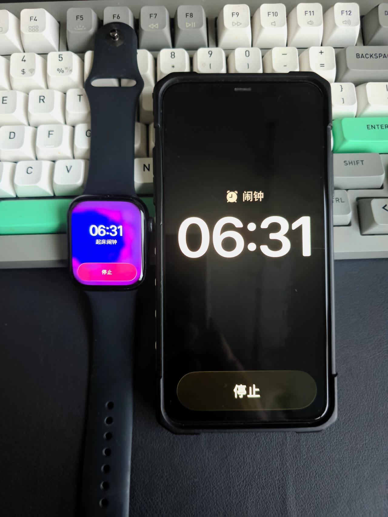 还记得刚刚发布iOS26 Beta版时，那个丑到爆的闹表界面吗？现在在最新的iO