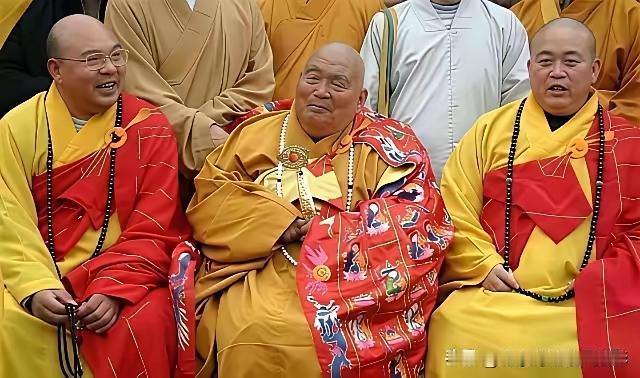 这三个和尚一个比一个魁梧，
看来生活待遇不错啊。