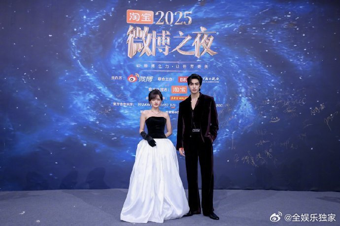 宋威龙文淇合体走红毯宋威龙文淇红毯同框 宋威龙文淇红毯同框太亮眼，男帅女美适配度