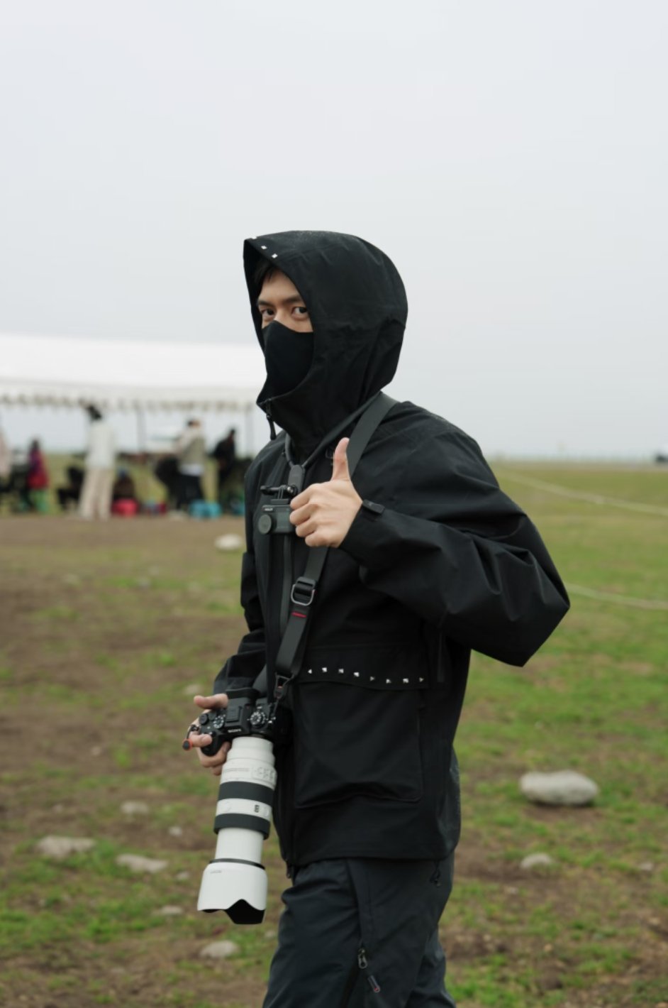 李现分享的一组雨中草原的图片，可以感受到下雨空气的湿润和喝饱水墨绿的植物，雨中拍