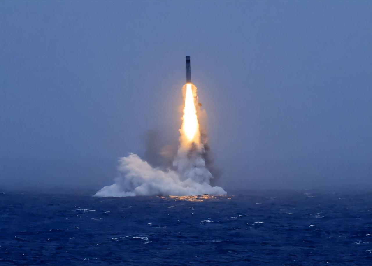 7月6日，中国海军在太平洋公海亮出一场常规潜射导弹试射，模拟弹头、提前通报、合规