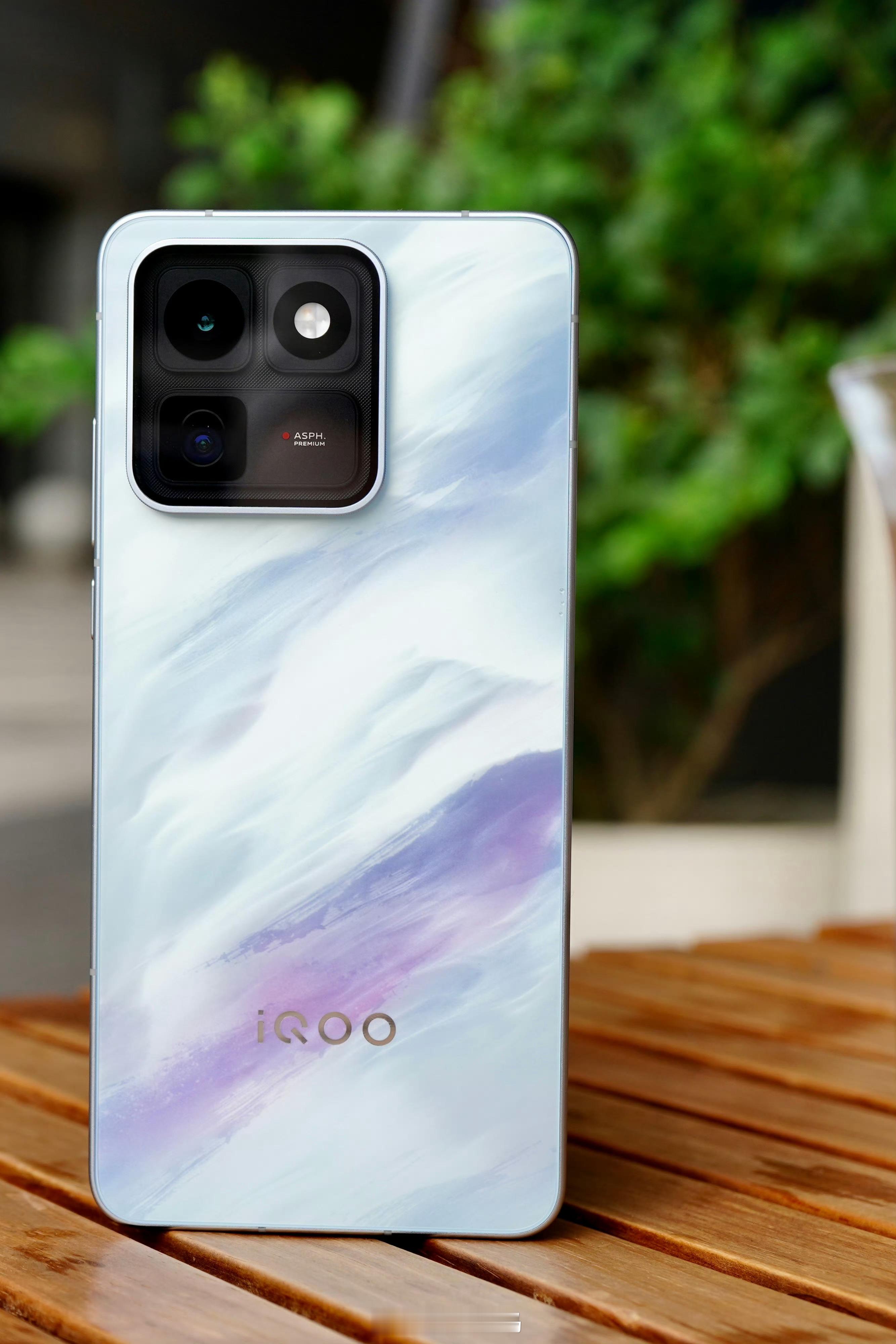 iQOO15T  Ultra同款旗舰设计，质感拉满。iQOO 15T 透明未来舱