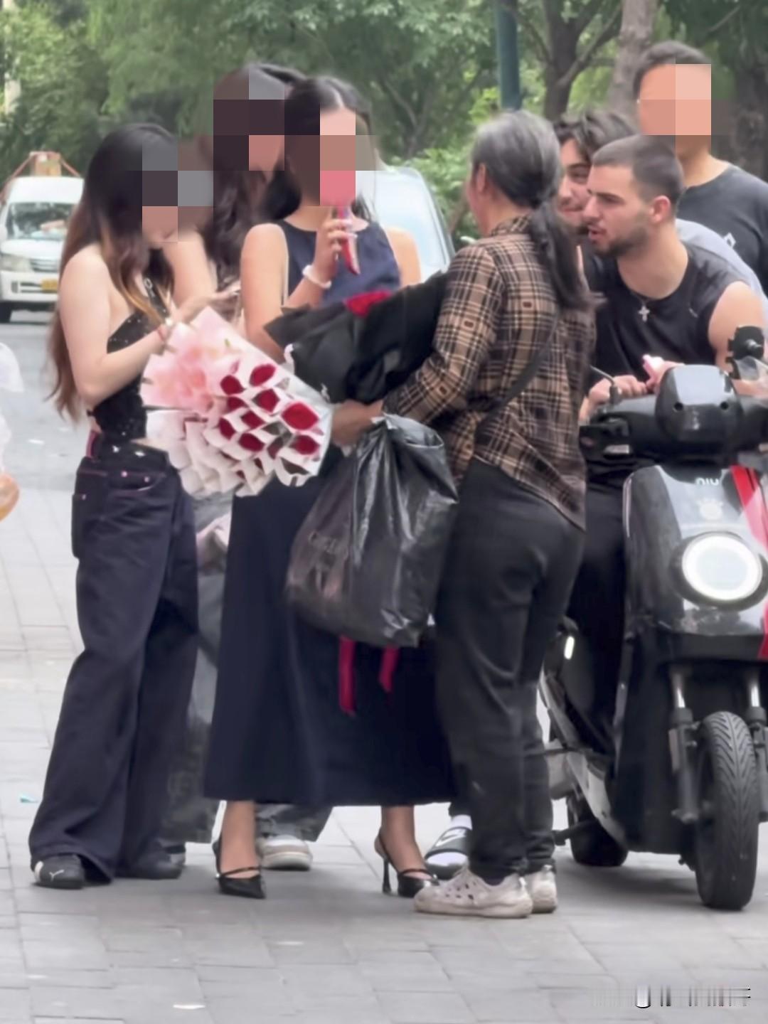女孩现场买花送给老外，老外本来一直在拒绝的，最后被女孩强行塞到手上，如此的执着以