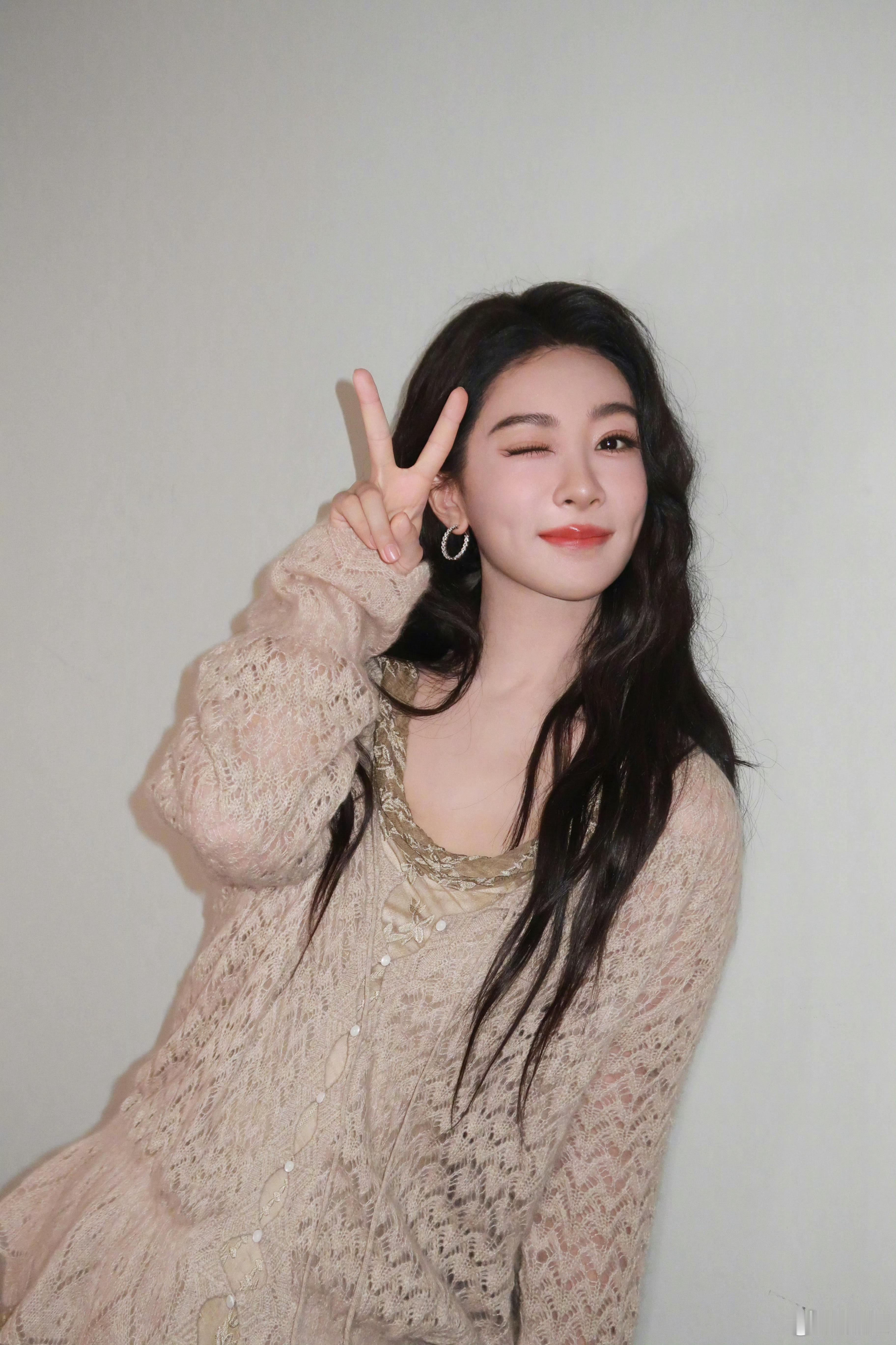 杨紫 “Andy在干嘛：紫姐紫姐 比个心吧[害羞]Andy：这样嘛🙆🏻‍♀️