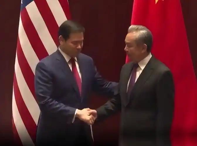 鲁比奥握完手就翻脸，把“国际水道”又念了一遍，这戏演得太熟了。

翻遍《联合国海