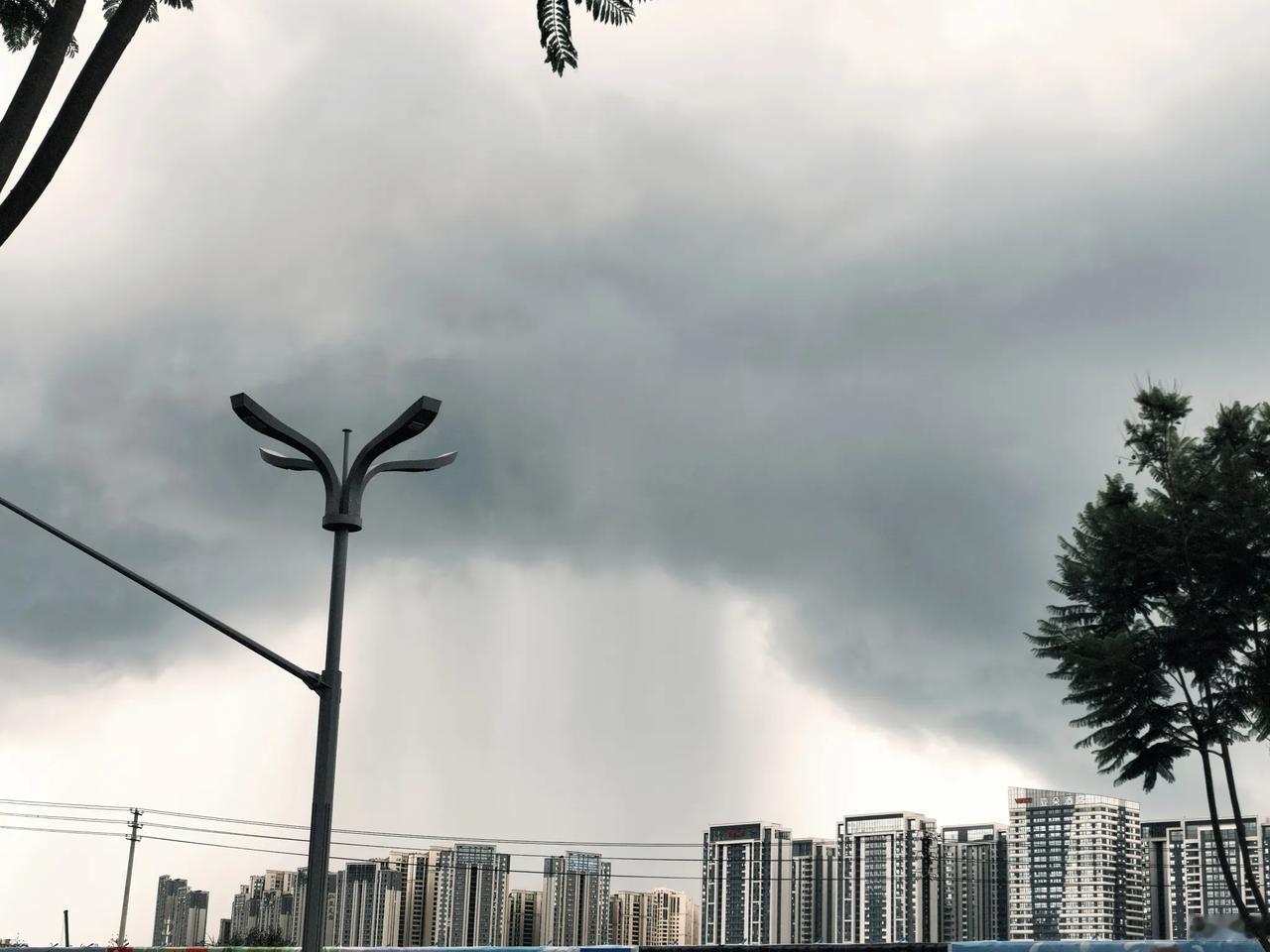 这就是他们说的暴雨云，雨云连成一片倾盆而下！