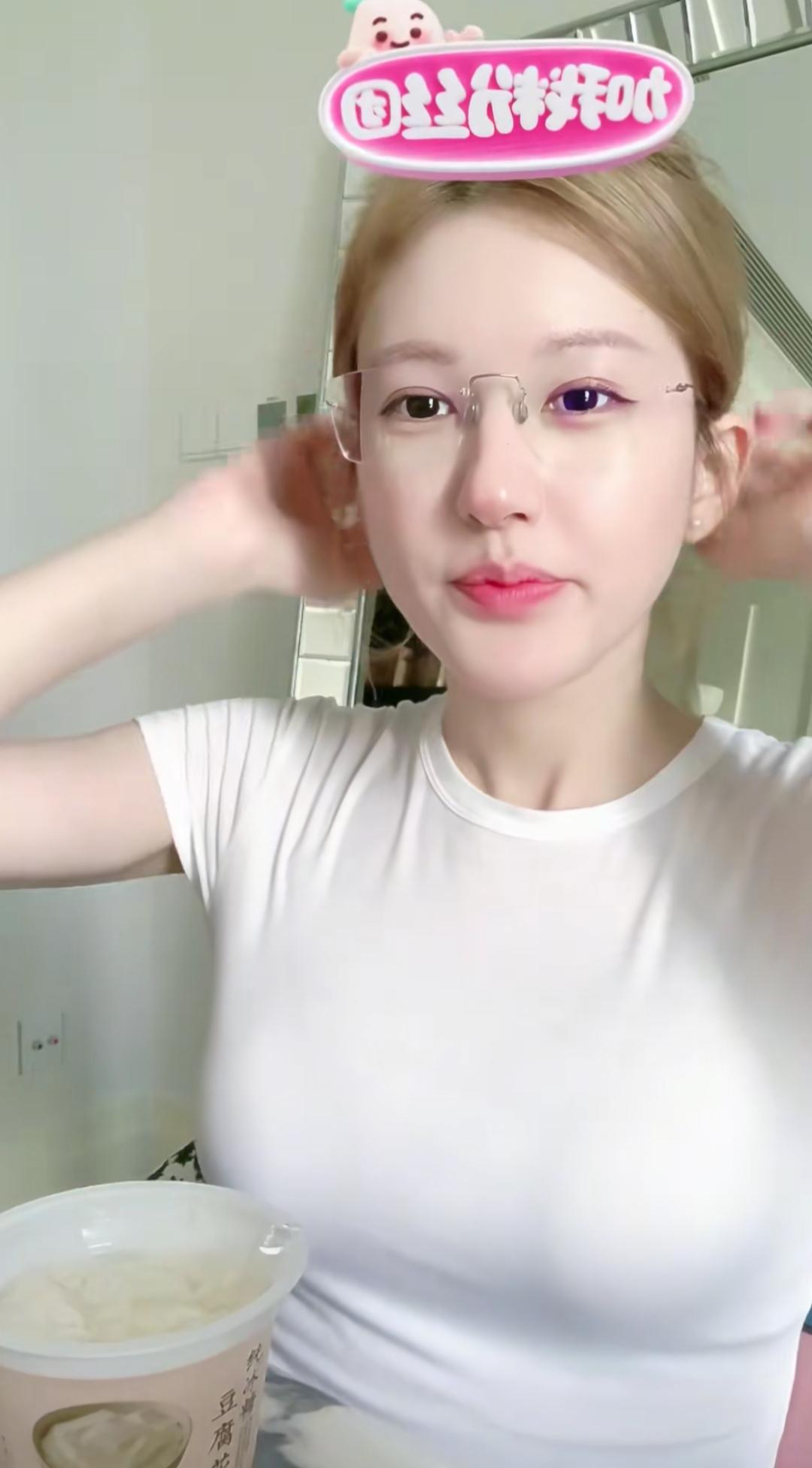 赵露思最近在搞副业，
她准备做饰品生意，
还专门跑到韩国去学习怎么做，
后面打算