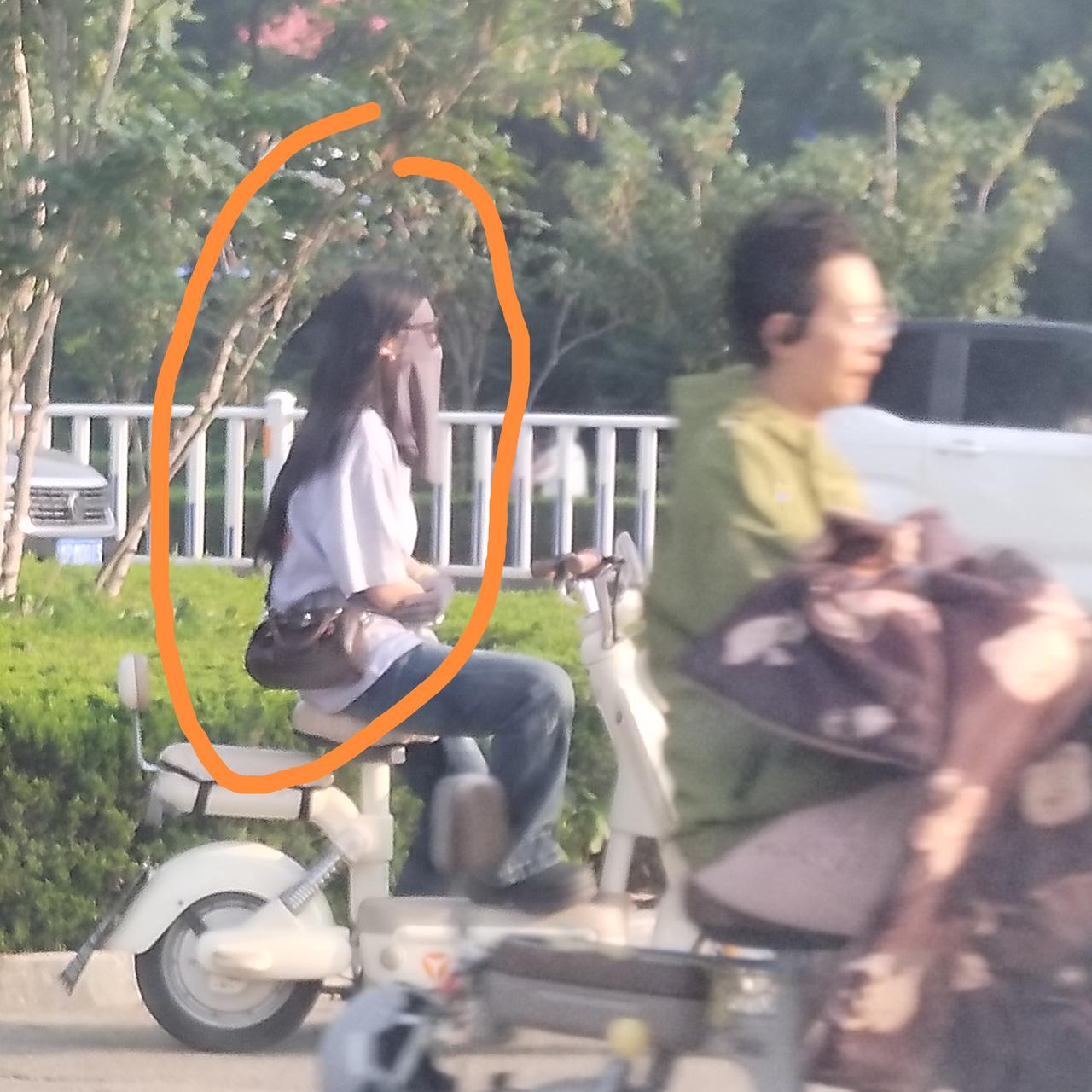 每次看到这样的女人，都感觉不舒服，咱中国夏天的太阳虽然热，虽然亮，但毕竟不是非洲
