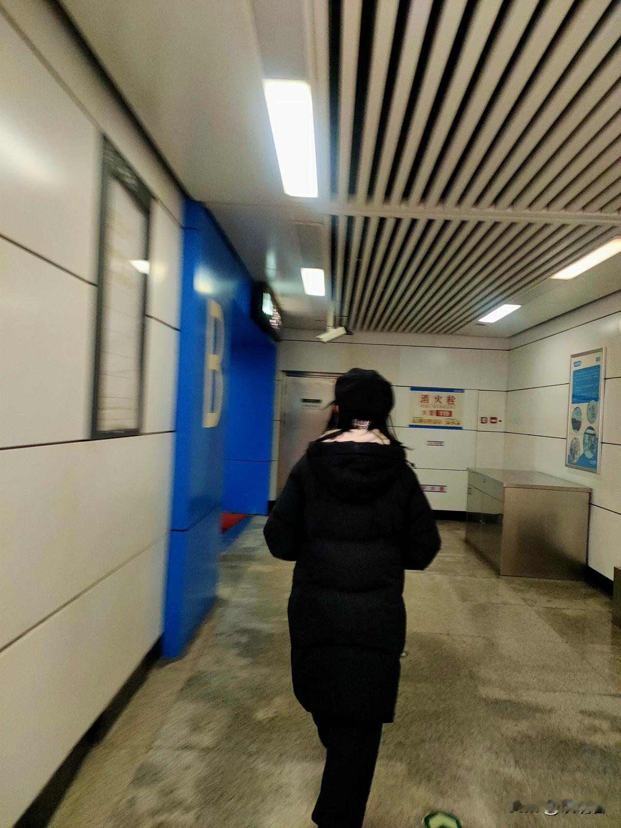 就像这个小姑娘，可能是新买的帽子，标牌还没有摘，直接带上了，干嘛要在乎别人说什么