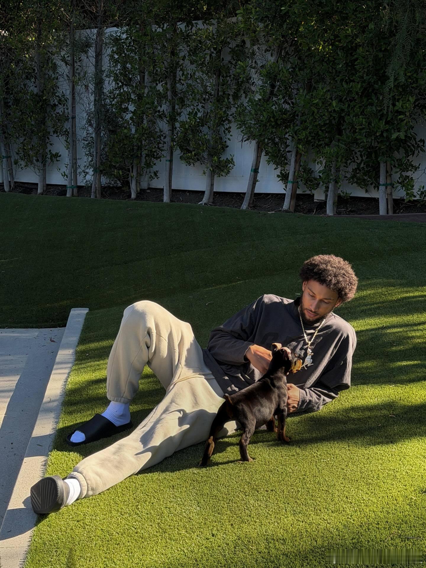 时隔两个月后，本-西蒙斯再次更新社媒，继续享受他的假期🎣 