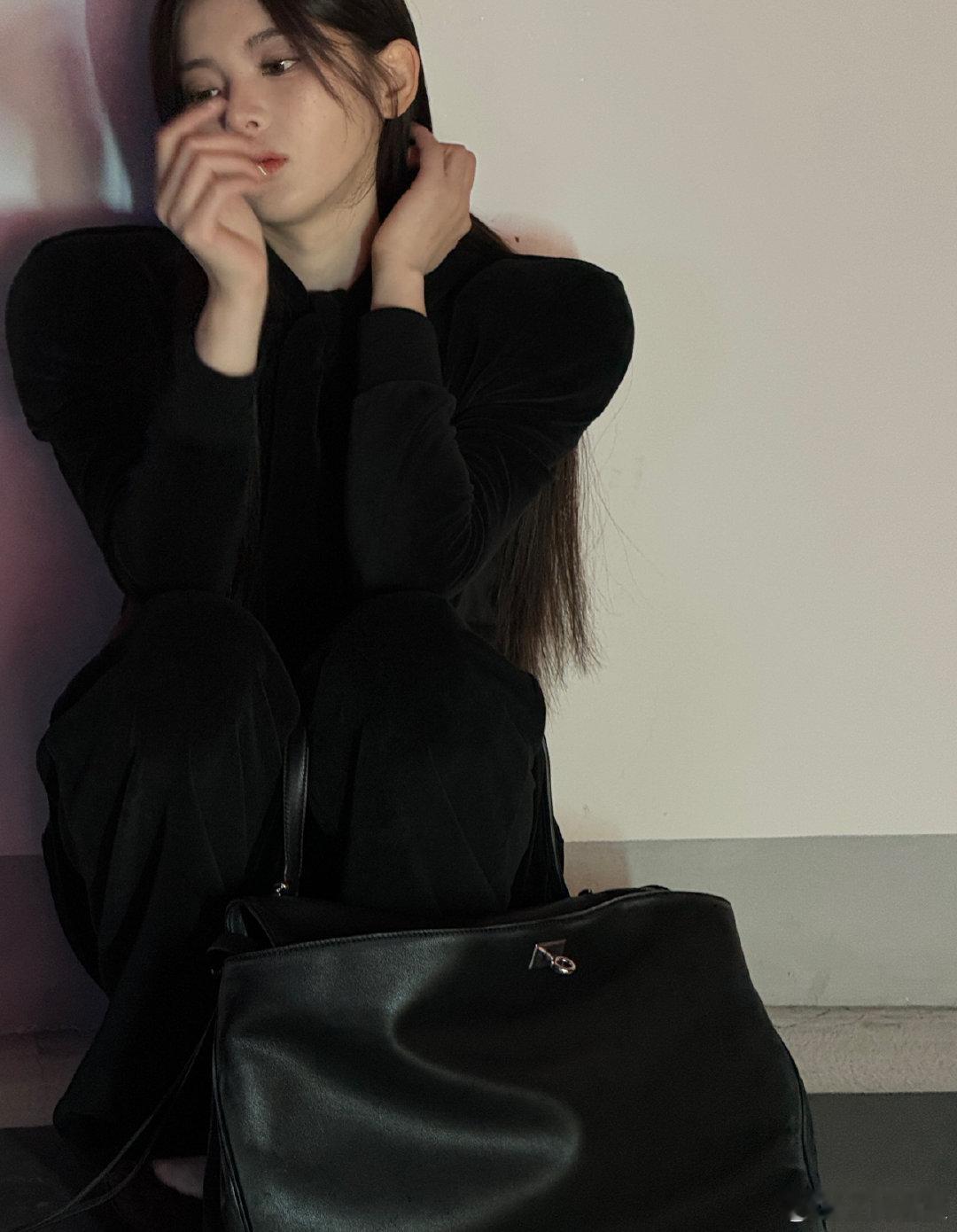 #杨超越时装周出发图#杨超越巴黎时装周出发图🈶今日份酷girl get一下~[