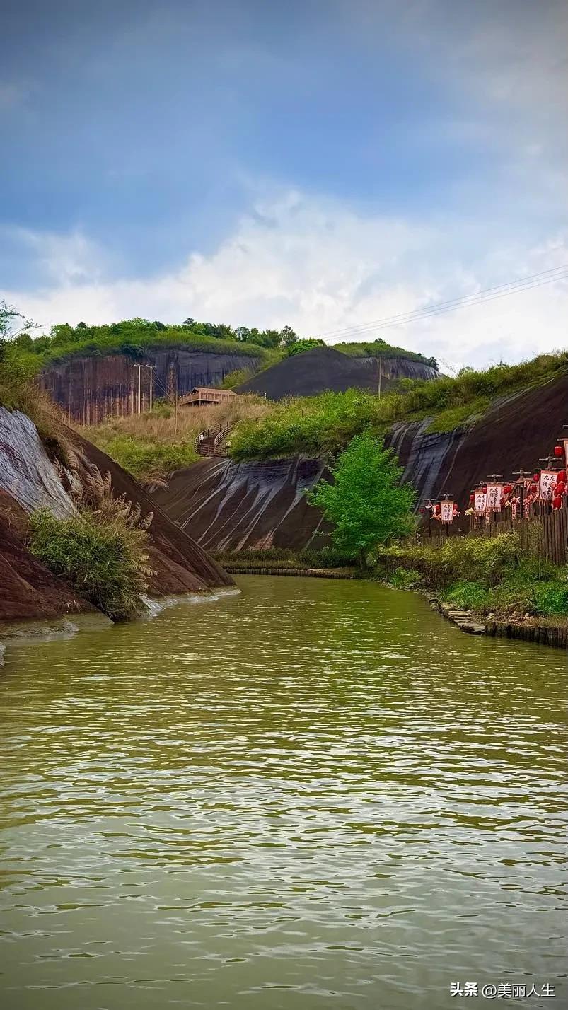 丹崖壁立，翠江蜿蜒，九龙水寨藏于飞天山间。九条峡谷纵横交错，织就天然水上迷宫。乘