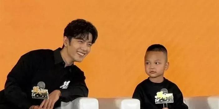 2025年12月5日，电影《得闲谨制》在宜昌开展特别放映活动，现场肖战与饰演儿子