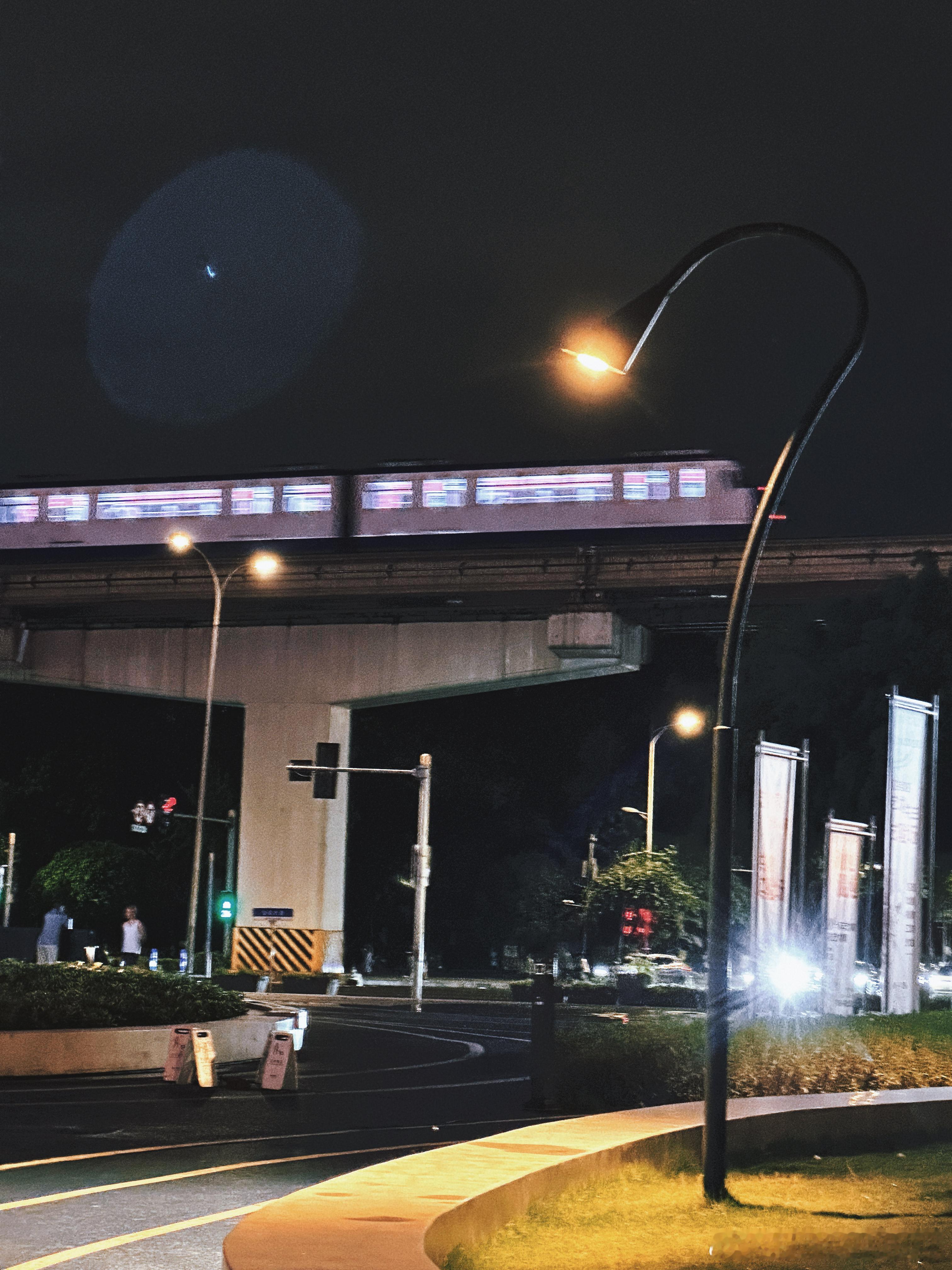 下过雨的重庆，夜晚怎么可以这么凉爽我也出来散散步放松一下手机扫街摄影师又上线了拍