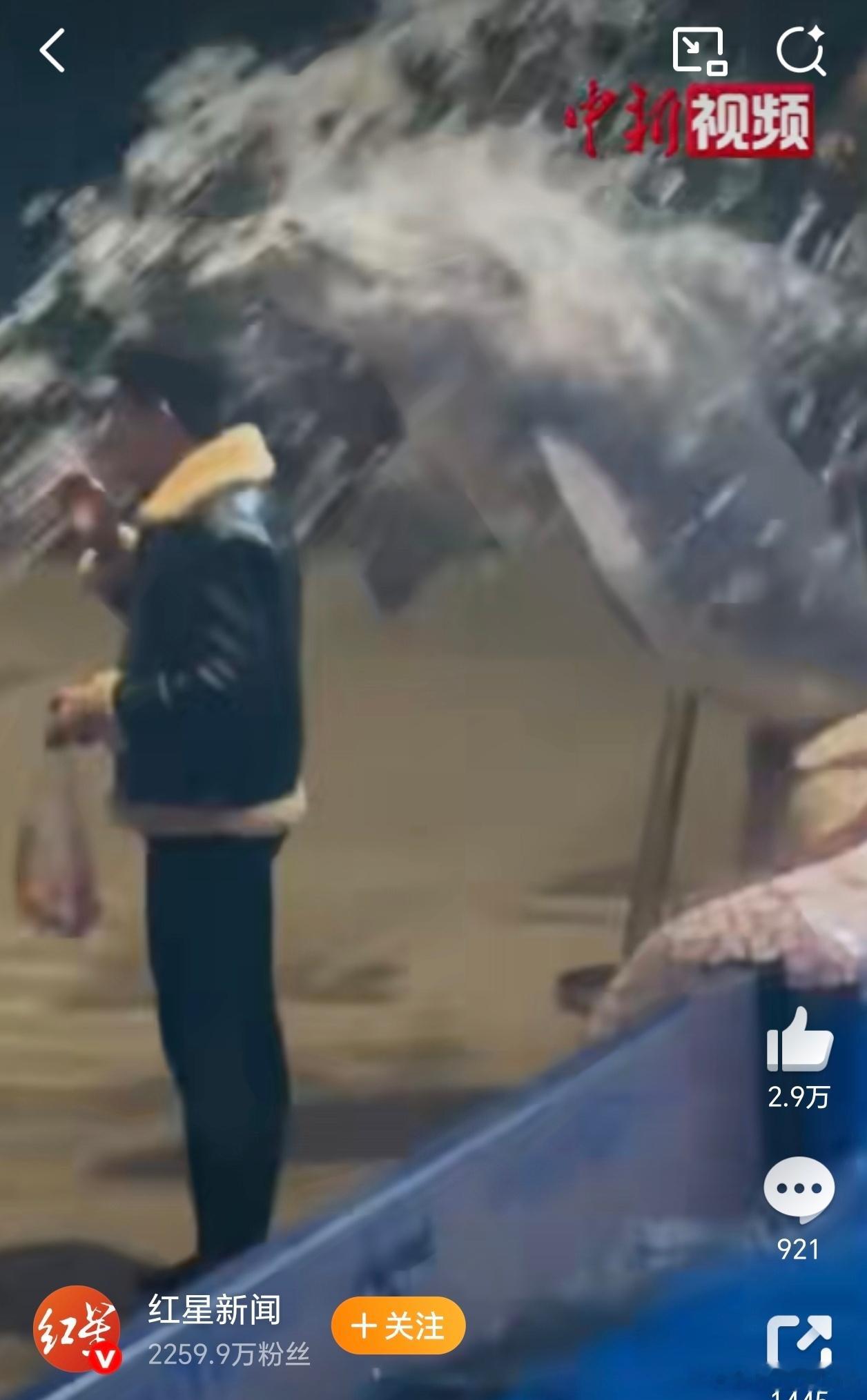 男子海洋馆内抽烟被白鲸喷水我只能说干得漂亮，公共场所吸烟我是最讨厌的，尤其是室内