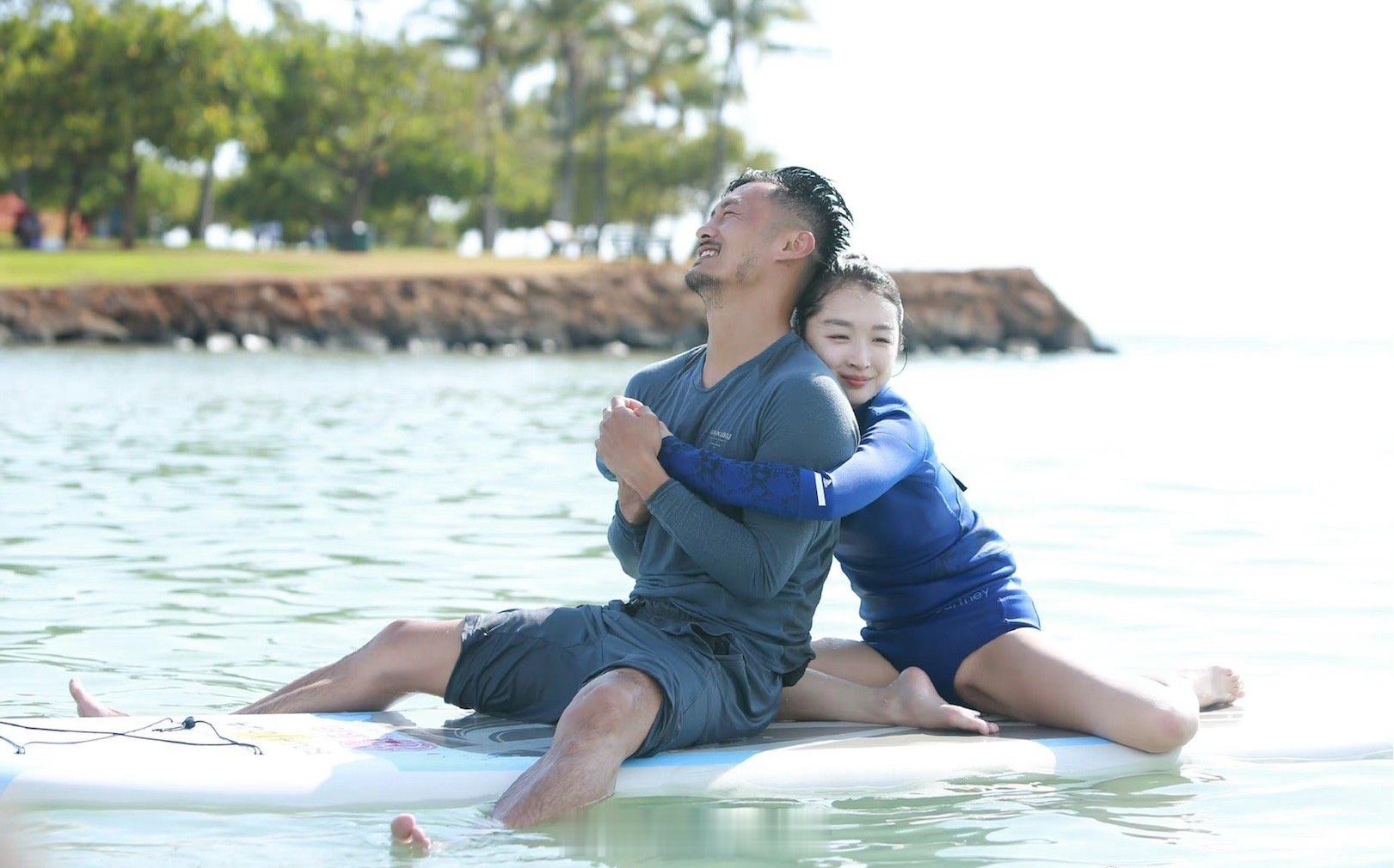 嗑周冬雨刘昊然嗑疯了的，谁还记得周冬雨和余文乐的水上瑜伽，千万别放大看[喵喵] 