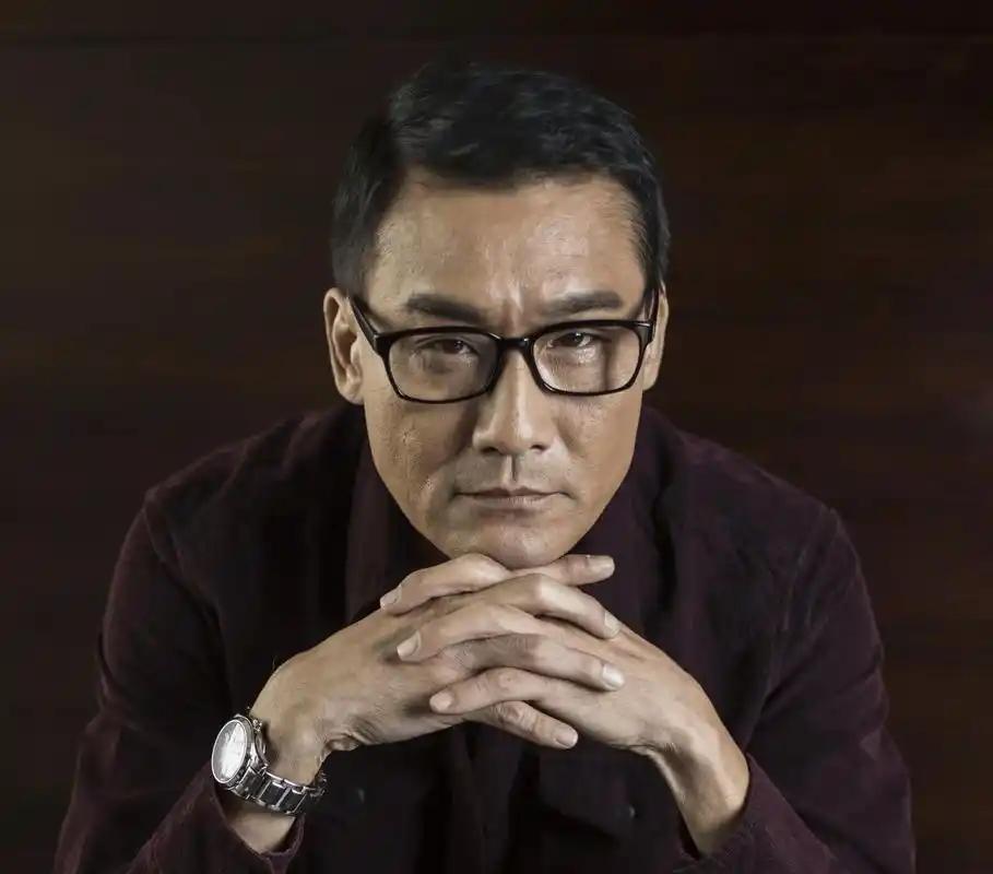 金像影帝梁家辉的晚年，和荧幕上完全不一样。

三位香港影帝的晚年生活，走出了截然
