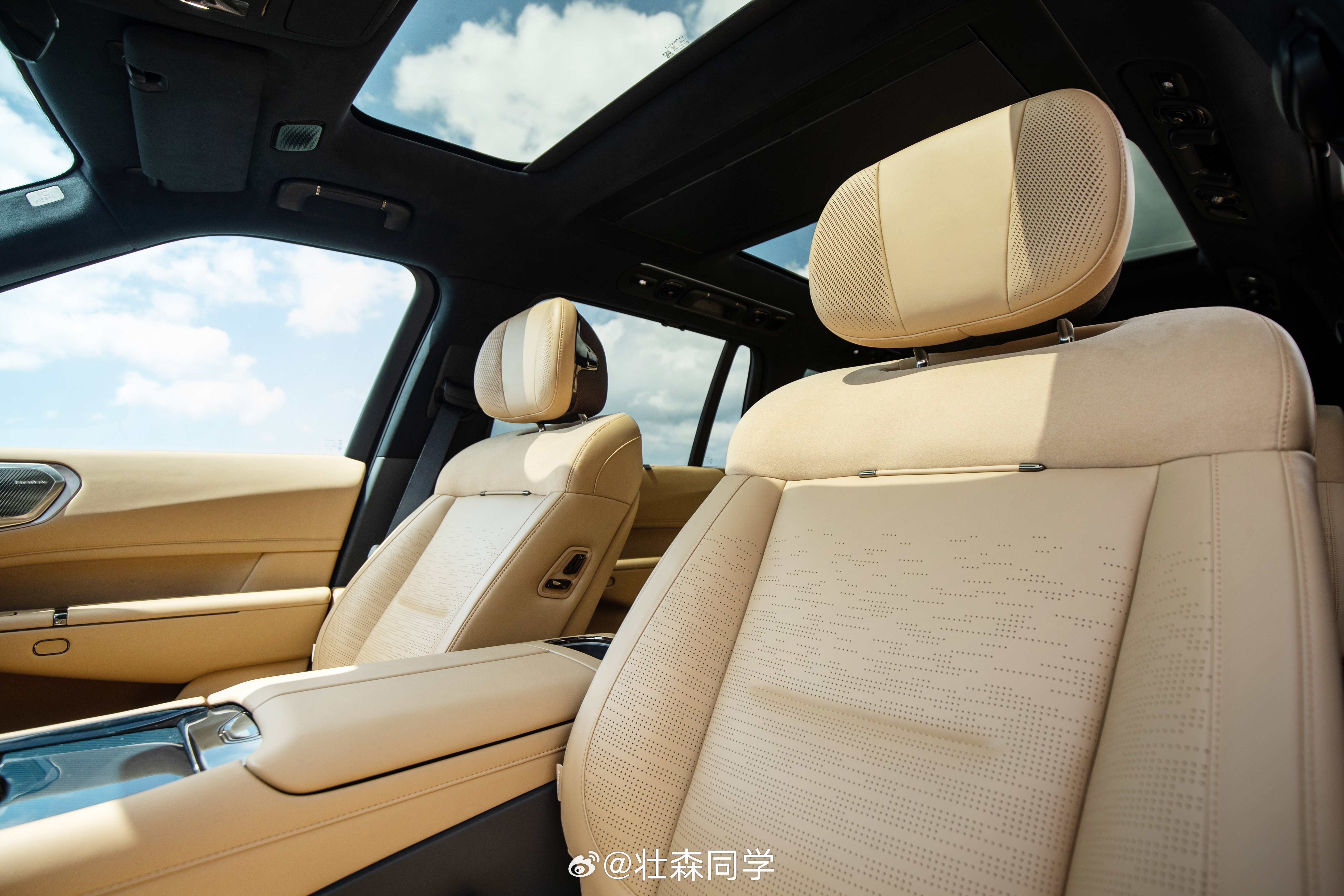 这台领克900的大五座版本，确实很对家庭用户的需求。5240mm车长、3160m