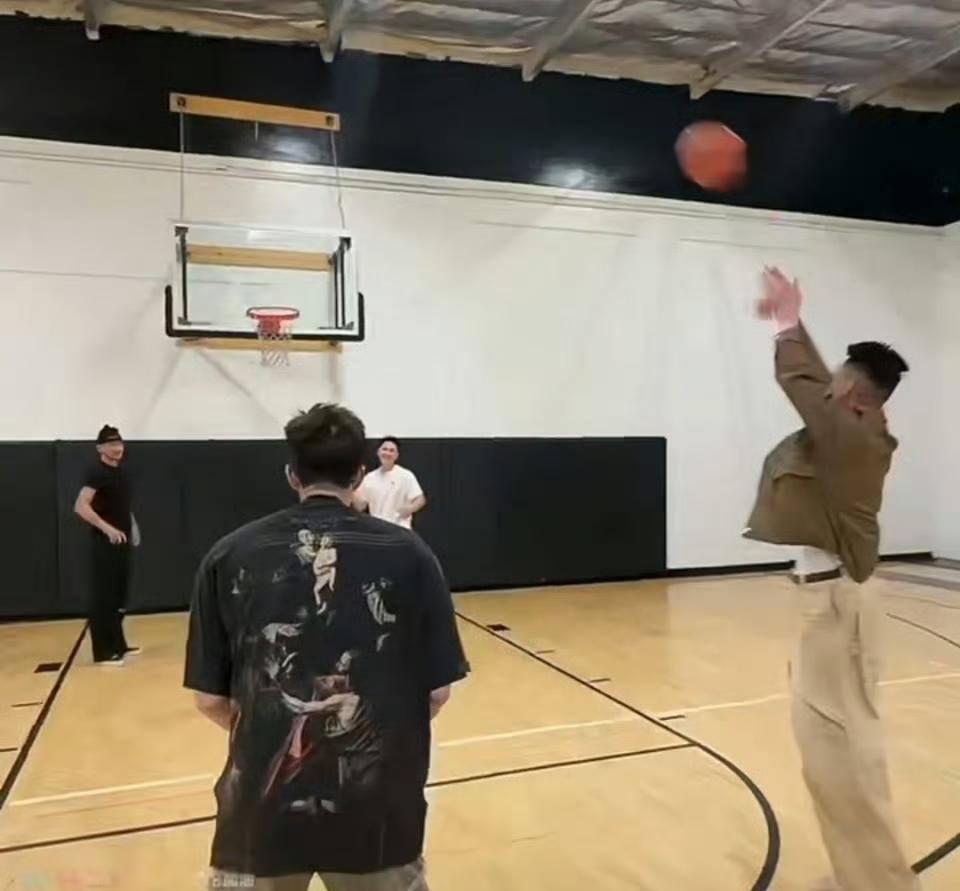 有趣有味：看到一则视频，是郭艾伦和林书豪在比拼三分球。

这两人是在快船队主场进