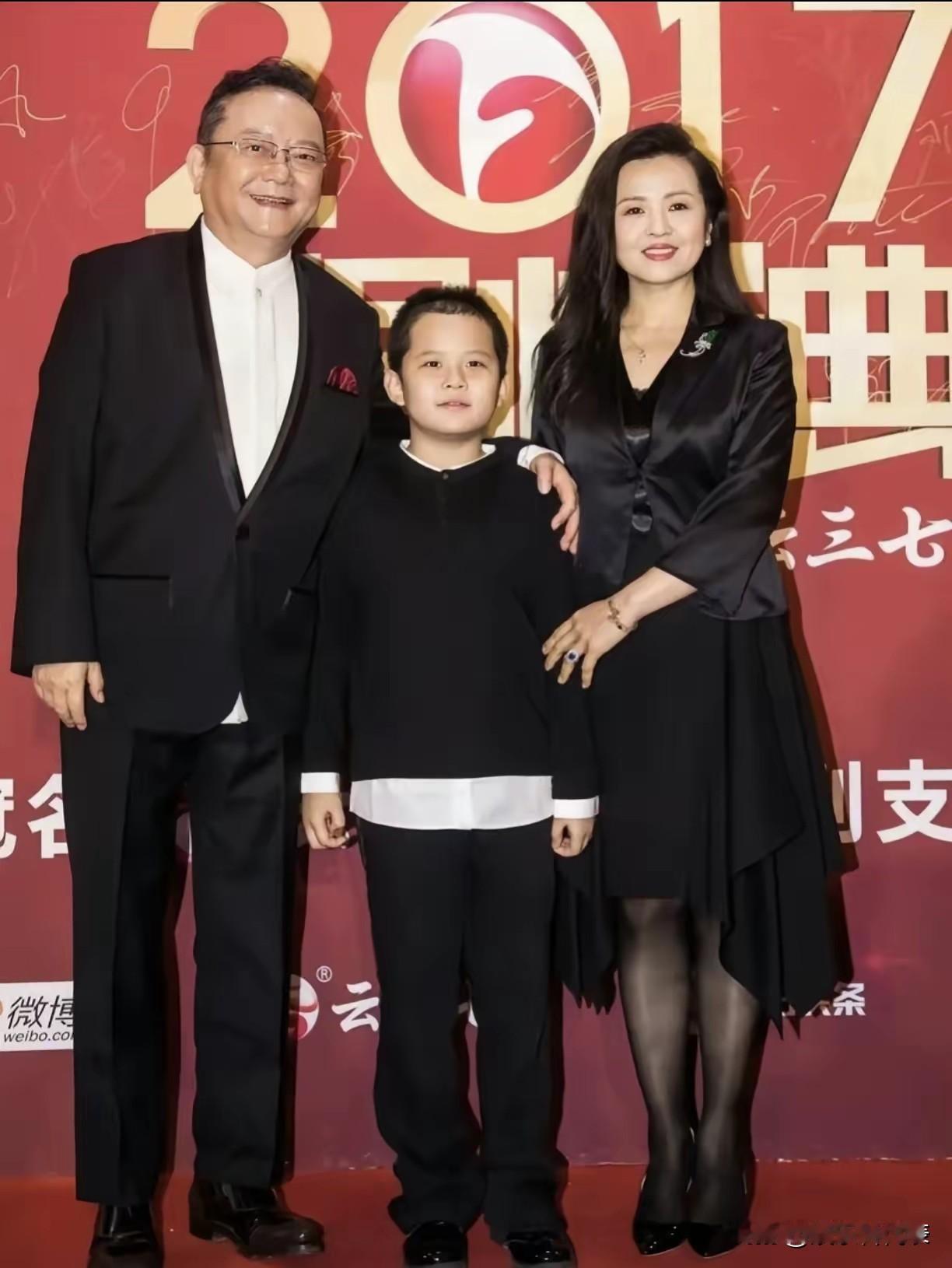 77岁王刚老来得子，妻子一天照顾仨老人，这晚年图景你怎么看？

王刚老师77岁了