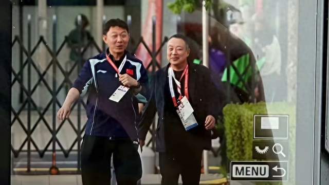 刘国梁公开现身名古屋亚运会赛场，与中国乒协主席王励勤等人围坐交流