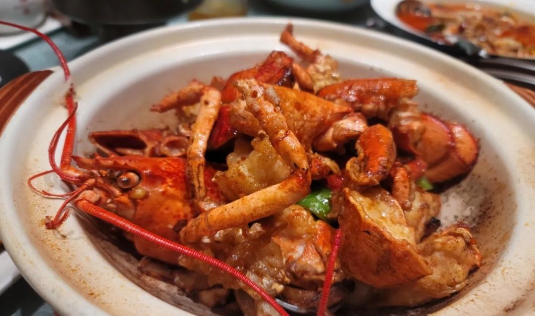 中午和客户吃饭，领导点了一份砂锅焗小青龙，售价398元，挺贵。

不过好不好吃还