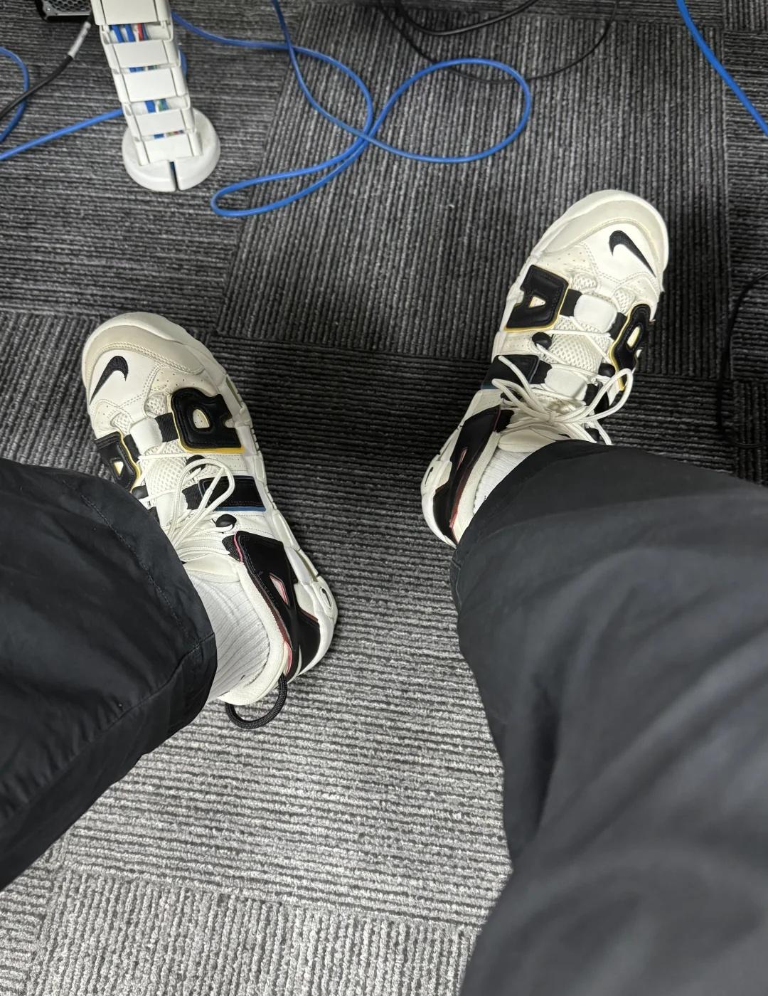 周三
说来尴尬，昨天光脚穿洞洞鞋出汗会有味道，以后不这么穿了。正常每天换鞋换袜子