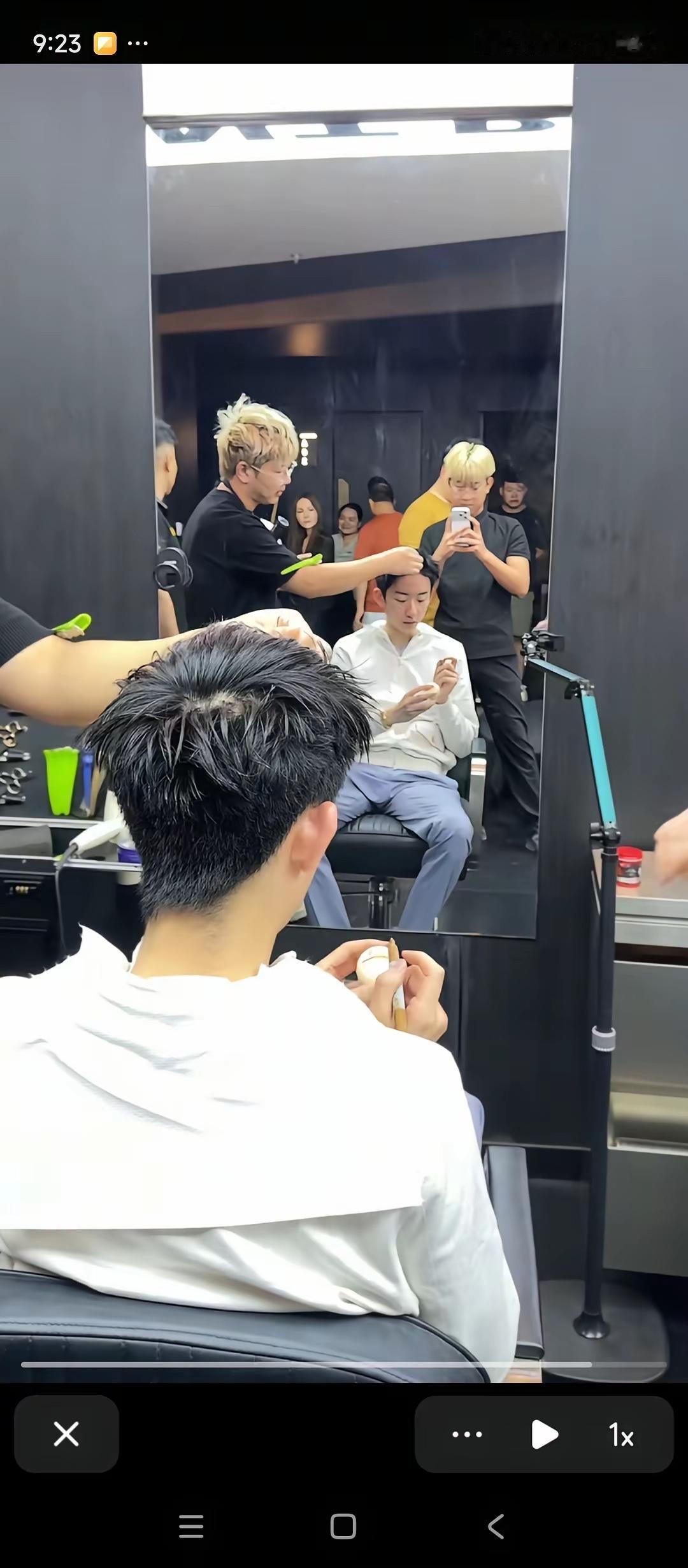 看到几张吴宜泽回西安的照片
又是理发、又是聚餐、又是打球…
仿佛回到家过起了“正