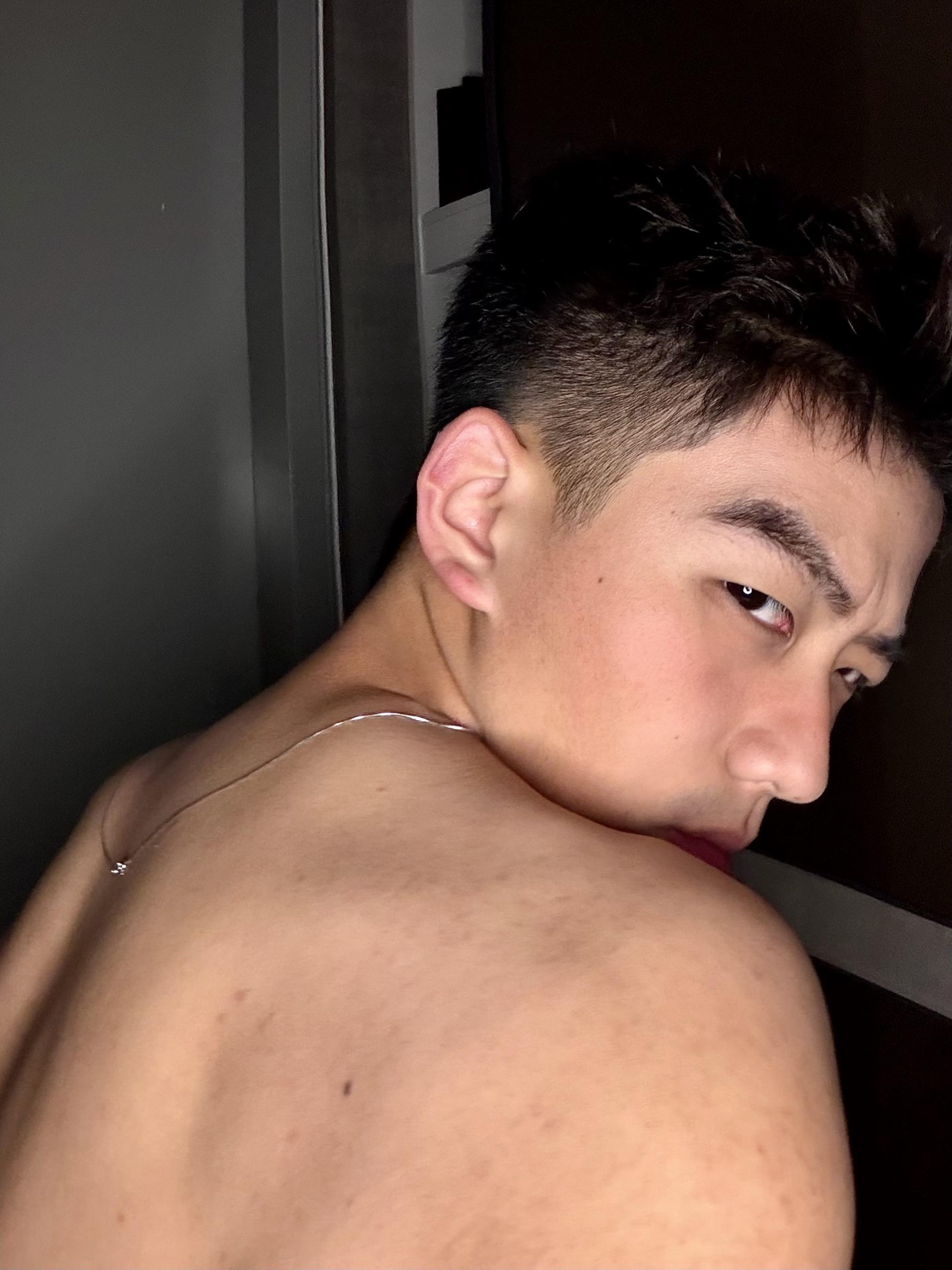 脸红什么呢 看着我。