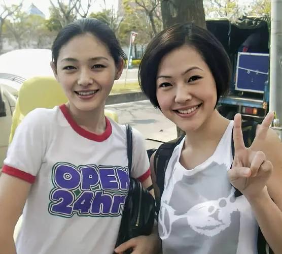 5月9日晚，小S在社交媒体发长文晒姐妹牵手照缅怀大S。文中，她回忆起与姐姐相处的